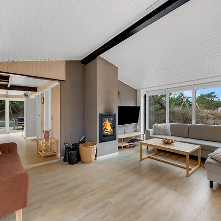 With 4 Bedrooms And Large Terrace With Wilderness Bath *