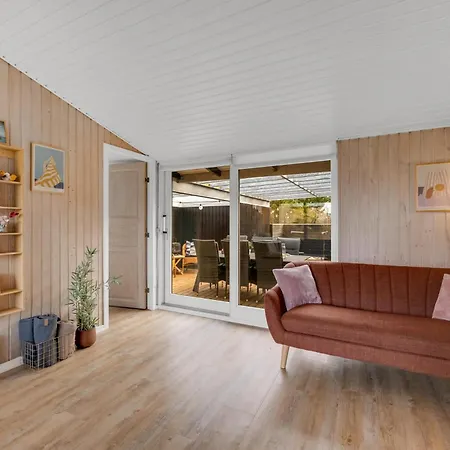 With 4 Bedrooms And Large Terrace With Wilderness Bath *
