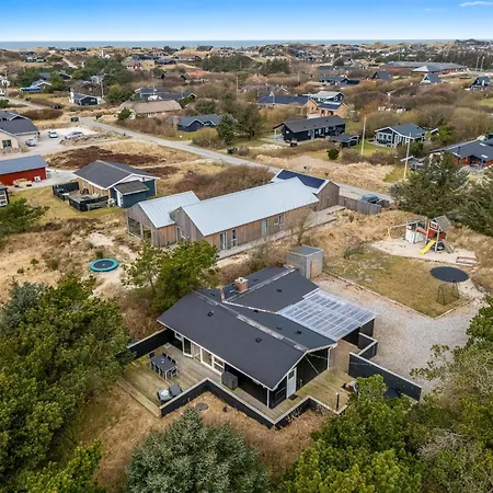 With 4 Bedrooms And Large Terrace With Wilderness Bath