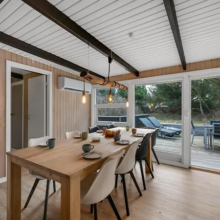 With 4 Bedrooms And Large Terrace With Wilderness Bath Holiday home