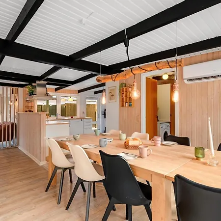 With 4 Bedrooms And Large Terrace With Wilderness Bath Holiday home