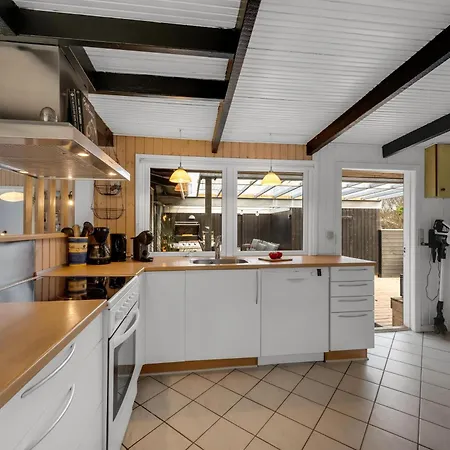 With 4 Bedrooms And Large Terrace With Wilderness Bath *