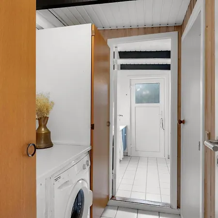 With 4 Bedrooms And Large Terrace With Wilderness Bath *