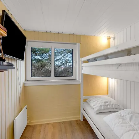 With 4 Bedrooms And Large Terrace With Wilderness Bath *