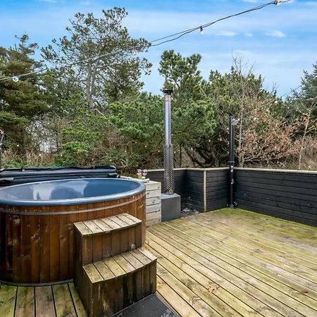 With 4 Bedrooms And Large Terrace With Wilderness Bath Σπίτι διακοπών *