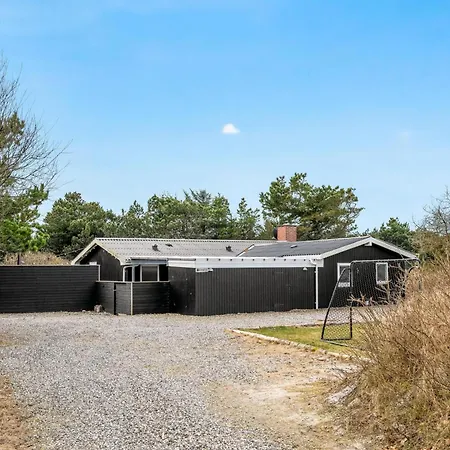 With 4 Bedrooms And Large Terrace With Wilderness Bath Holiday home *