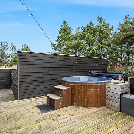With 4 Bedrooms And Large Terrace With Wilderness Bath