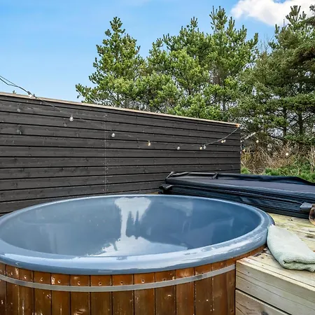 Dom wakacyjny With 4 Bedrooms And Large Terrace With Wilderness Bath *
