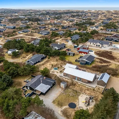 With 4 Bedrooms And Large Terrace With Wilderness Bath *